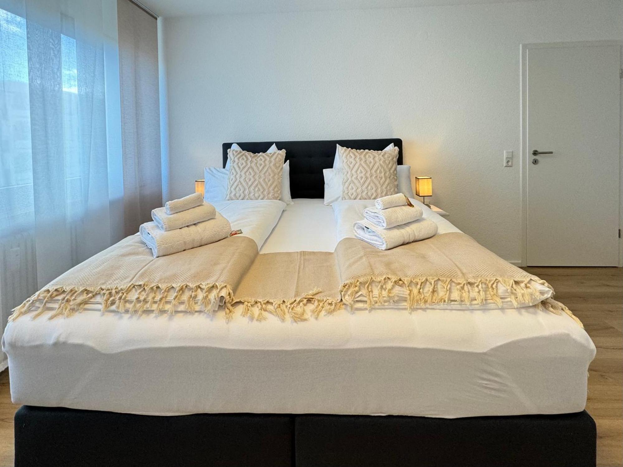 3 Zimmer Apartment, 90 Qm, Ruhig Und Zentrumsnah, Max 6 Pers, 15 Qm Balkon , Private Garage, Internet 1000 Mbit Sindelfingen Buitenkant foto